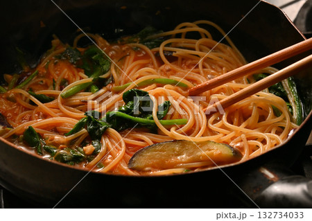調理中のトマトソーススパゲティー 132734033