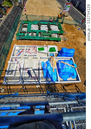 建前の建築現場の状況を足場の上から見た様子 建前の建築現場の状況を足場の上から見た様子 132734129