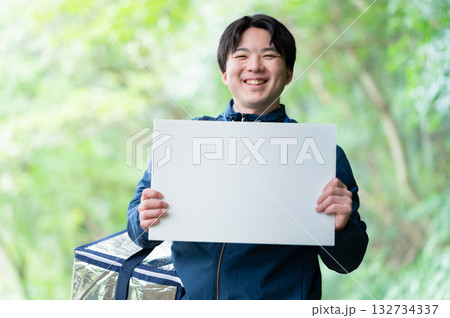 保冷バッグを持った配達員 132734337