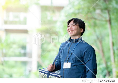 保冷バッグを持った配達員 保冷バッグを持った配達員 132734338