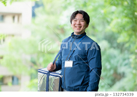 保冷バッグを持った配達員 132734339