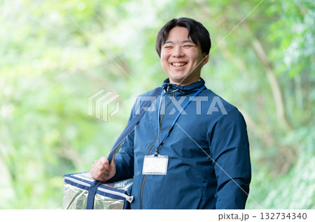 保冷バッグを持った配達員 132734340