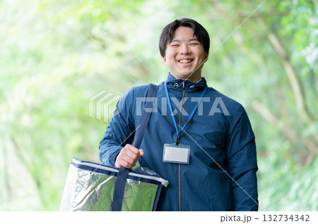 保冷バッグを持った配達員 保冷バッグを持った配達員 132734342