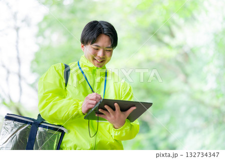 保冷バッグを持った配達員 132734347