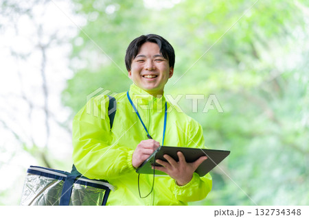 保冷バッグを持った配達員 132734348