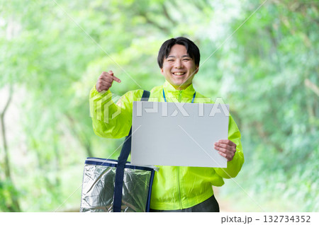 保冷バッグを持った配達員 保冷バッグを持った配達員 132734352