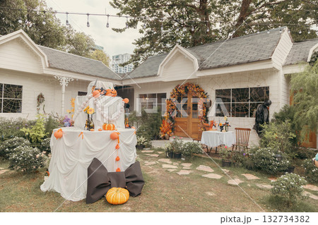 ハロウィンの準備をするカフェ 132734382