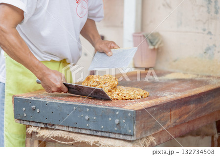 ピーナツキャンディを作る人 132734508