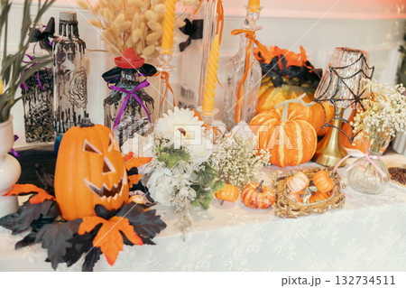 ハロウィンのかぼちゃと小さなカボチャ ハロウィンのかぼちゃと小さなカボチャ 132734511