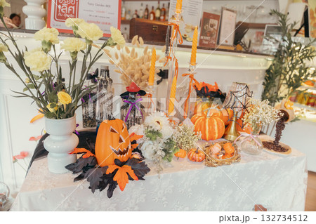 ハロウィンのかぼちゃと小さなカボチャ ハロウィンのかぼちゃと小さなカボチャ 132734512