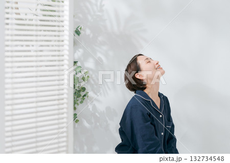 パジャマを着てリラックスする女性 パジャマを着てリラックスする女性 132734548