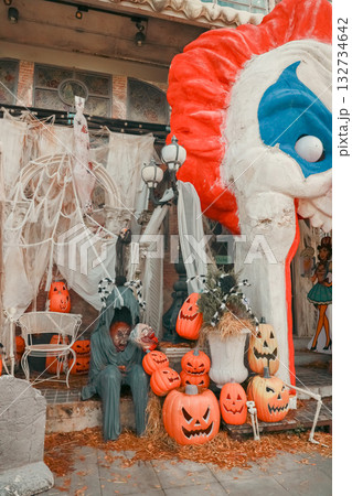 ハロウィンの飾りつけをしたお店の軒先 ハロウィンの飾りつけをしたお店の軒先 132734642