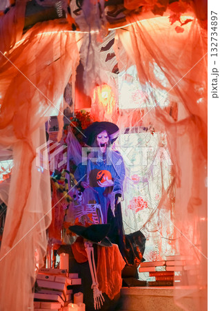 装飾の施されたハロウィンレストラン 装飾の施されたハロウィンレストラン 132734897
