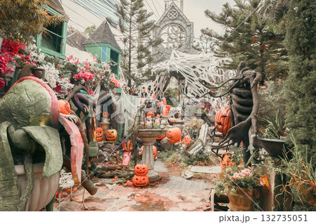 装飾の施されているハロウィンレストラン 132735051
