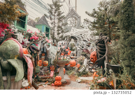 装飾の施されているハロウィンレストラン 132735052