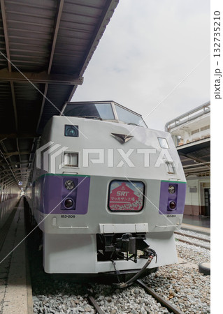 タイで停車する特急スーパーはくと タイで停車する特急スーパーはくと 132735210