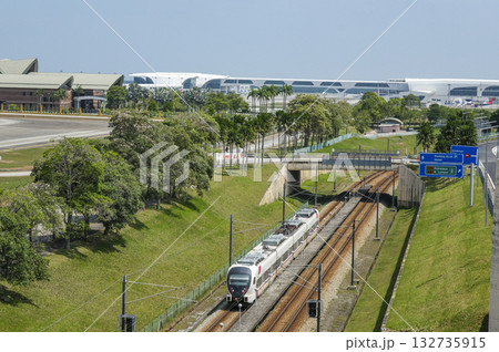 空港とKLセントラルを結ぶKLIAエクスプレスの電車 132735915