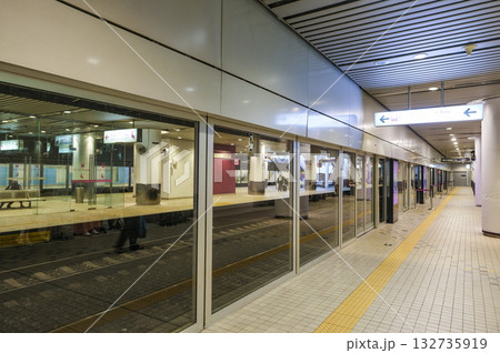 空港連絡鉄道のKLセントラル駅のプラットホーム 132735919