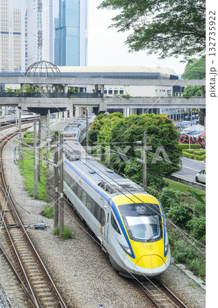 クアラルンプール駅を出発する特急電車 クアラルンプール駅を出発する特急電車 132735922