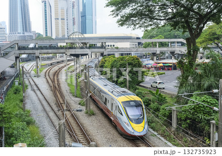 クアラルンプール駅を出発する特急電車 132735923