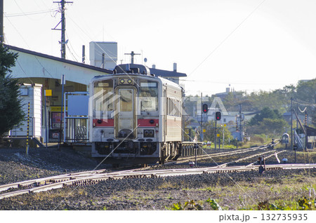 日本最東端の根室駅に停車する列車 日本最東端の根室駅に停車する列車 132735935