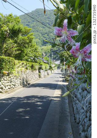 石垣の塀が続く上甑島の武家屋敷通り 132735940