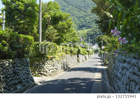 石垣の塀が続く上甑島の武家屋敷通り 132735941