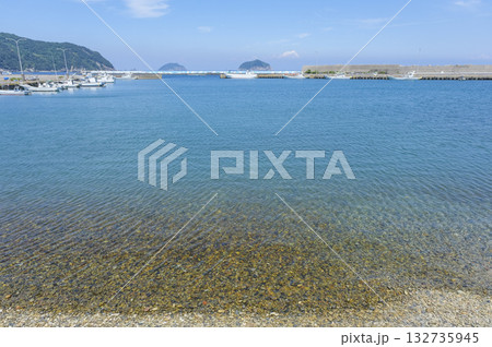 小さな漁船が並ぶ上甑島の里漁港 小さな漁船が並ぶ上甑島の里漁港 132735945