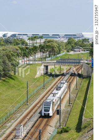 空港とKLセントラルを結ぶKLIAエクスプレスの電車 空港とKLセントラルを結ぶKLIAエクスプレスの電車 132735947