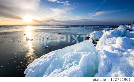 南極の海に浮かぶ氷山。青と白が織りなす静寂で壮大な自然の風景 132735961