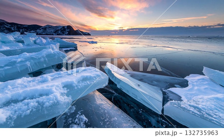 南極の海に浮かぶ氷山。青と白が織りなす静寂で壮大な自然の風景 132735963
