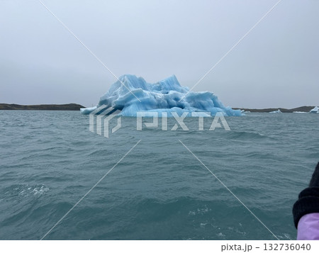 アイスランドの氷河湖、ヨークルスアゥルロゥン湖に浮かぶ、真っ青ない氷山の欠片です。 アイスランドの氷河湖、ヨークルスアゥルロゥン湖に浮かぶ、真っ青ない氷山の欠片です。 132736040