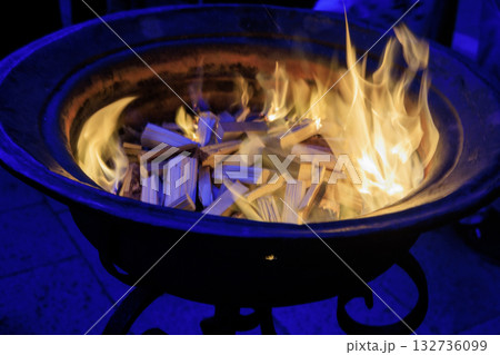 キャンプで火を燃やす 132736099