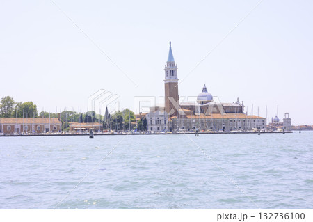 イタリア北東部にある「水の都」として知られるヴェネツィアの街並み イタリア北東部にある「水の都」として知られるヴェネツィアの街並み 132736100