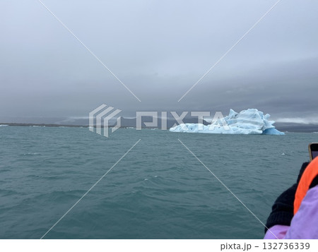 アイスランドの最大の湖で氷河湖のヨークルスアゥルロゥンで乗船したボートから見た真っ青な氷山です。 132736339