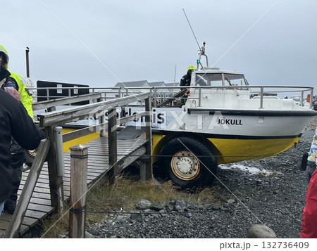 アイスランドの最大の湖、氷河湖ヨークルスアゥルロゥンで乗船できる特殊なボートです。 132736409