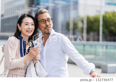 旅行をするミドル・シニアの男女。 132736477