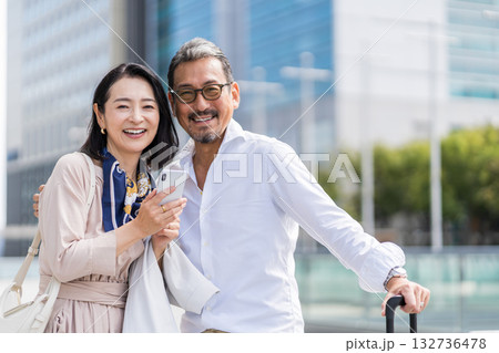 旅行をするミドル・シニアの男女。 132736478