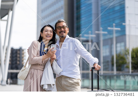 旅行をするミドル・シニアの男女。 旅行をするミドル・シニアの男女。 132736481