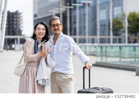 旅行をするミドル・シニアの男女。 132736482