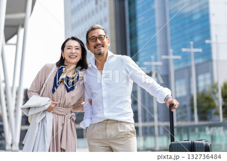 旅行をするミドル・シニアの男女。 132736484