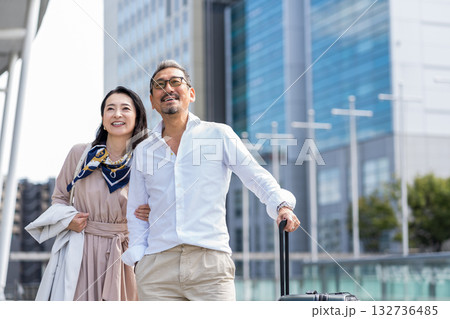 旅行をするミドル・シニアの男女。 132736485
