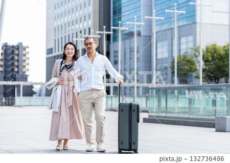 旅行をするミドル・シニアの男女。 132736486