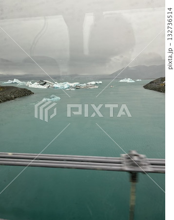 アイスランドの最大の湖、氷河湖ヨークルスアゥルロゥンを車から風景です。 アイスランドの最大の湖、氷河湖ヨークルスアゥルロゥンを車から風景です。 132736514