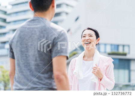 ウォーキングをするミドル・シニアの男女。 132736772