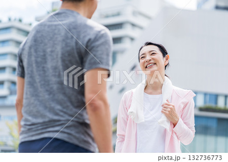 ウォーキングをするミドル・シニアの男女。 132736773