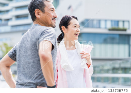 ウォーキングをするミドル・シニアの男女。 132736776