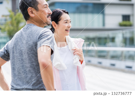ウォーキングをするミドル・シニアの男女。 132736777