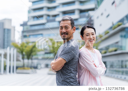 ウォーキングをするミドル・シニアの男女。 132736786