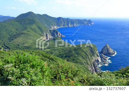 【長崎県】大瀬崎灯台展望台から見た景色（五島列島の福江島） 132737607